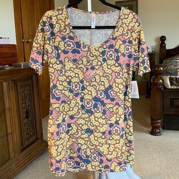 LuLaRoe Tops - 𝅺NWT Lularoe Perfect T Size Medium